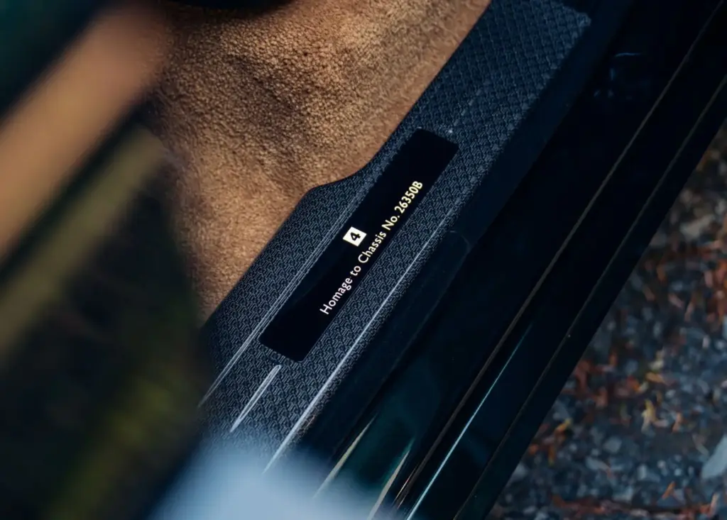 Rolls-Royce rinde homenaje a Charles Rolls con el exclusivo Black Badge Ghost Tourist Trophy 15 Motor16 Black Badge Ghost Isle of Man interior detail 6 Motor16