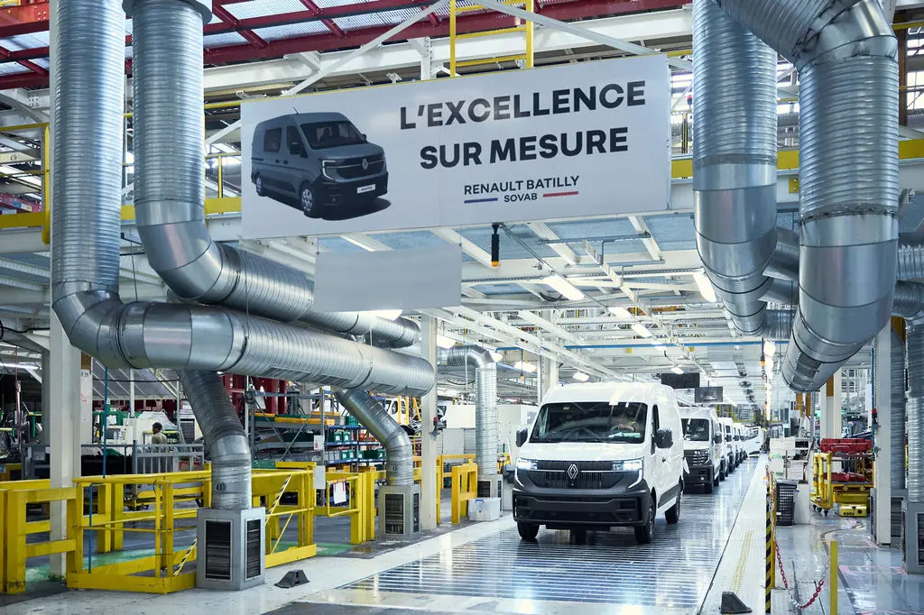 Renault lanza el sello 'Converted by Renault' para centralizar la transformación de sus vehículos comerciales 4 Motor16 CONVERTED BY RENAULT 1 Motor16
