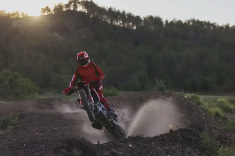 Ducati Desmo450 EDS ya es oficial: enduro legal de calle con 42 CV y 54 CV en kit racing