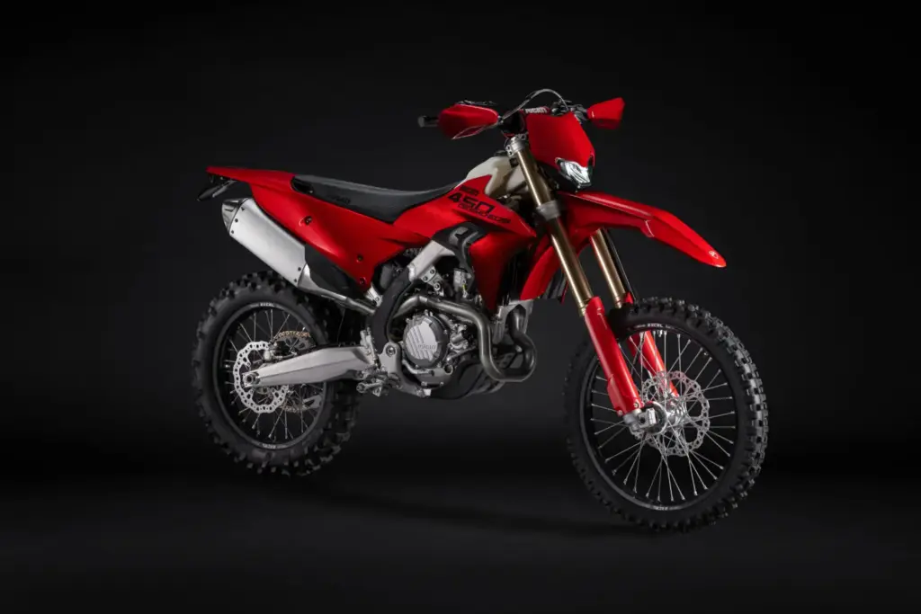 Ducati Desmo450 EDS ya es oficial: enduro legal de calle con 42 CV y 54 CV en kit racing 1 Motor16 DUCATI DESMO450EDS STUDIO 6 Motor16