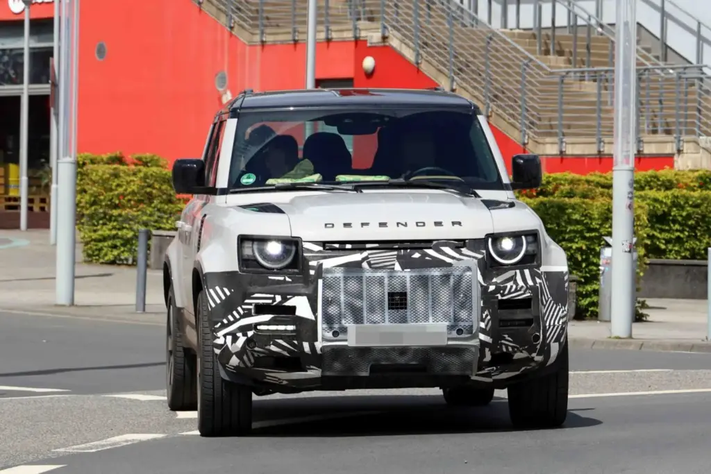 El legendario Defender recibirá su primera actualización... y una sorpresa 4 Motor16 Defender 2028 1 Motor16