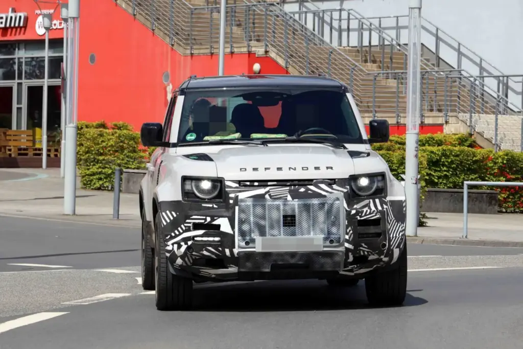 El legendario Defender recibirá su primera actualización... y una sorpresa 5 Motor16 Defender 2028 2 Motor16
