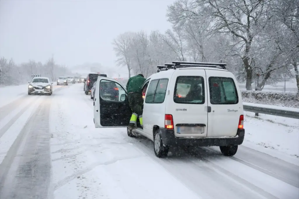 El Reglamento de Circulación se actualiza: endurece las normas para ciclistas, motoristas, usuarios de patinetes y también para conductores 5 Motor16 EuropaPress 7249293 varios vehiculos circulan nieve Motor16