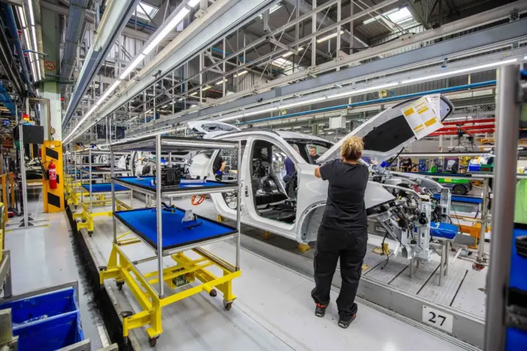 Bruselas estudia exigir un 75% de componentes europeos al coche eléctrico para mantener las ayudas a flotas