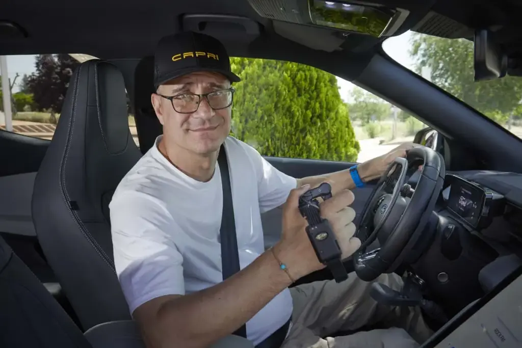 Ford incorpora el nuevo Capri eléctrico y la Tourneo Connect Eurotaxi a su gama de vehículos adaptados 9 Motor16 Ford Capri adaptado Volante gatillo Motor16