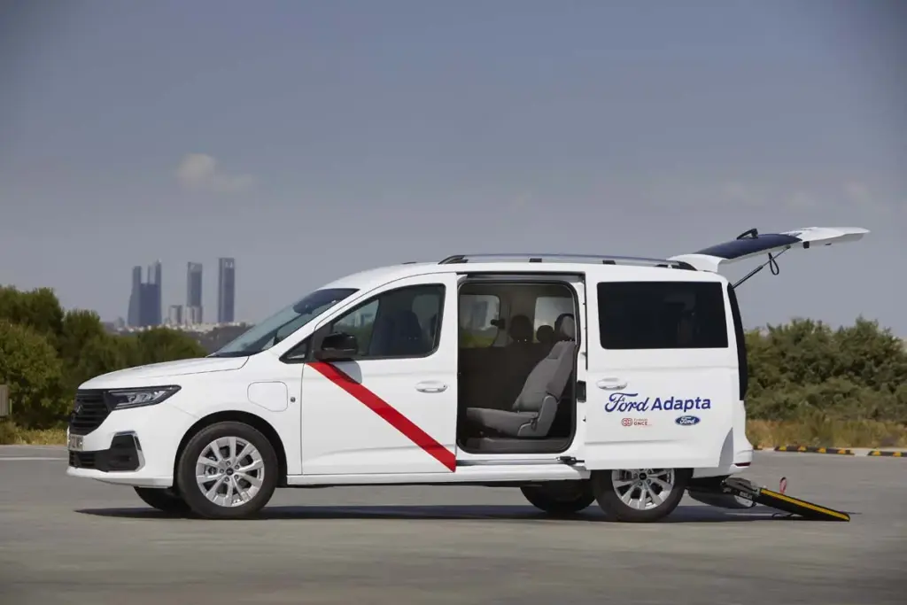 Ford incorpora el nuevo Capri eléctrico y la Tourneo Connect Eurotaxi a su gama de vehículos adaptados 11 Motor16 Ford Tourneo Connect L2 PHEV Euro Taxi 2 86 Motor16