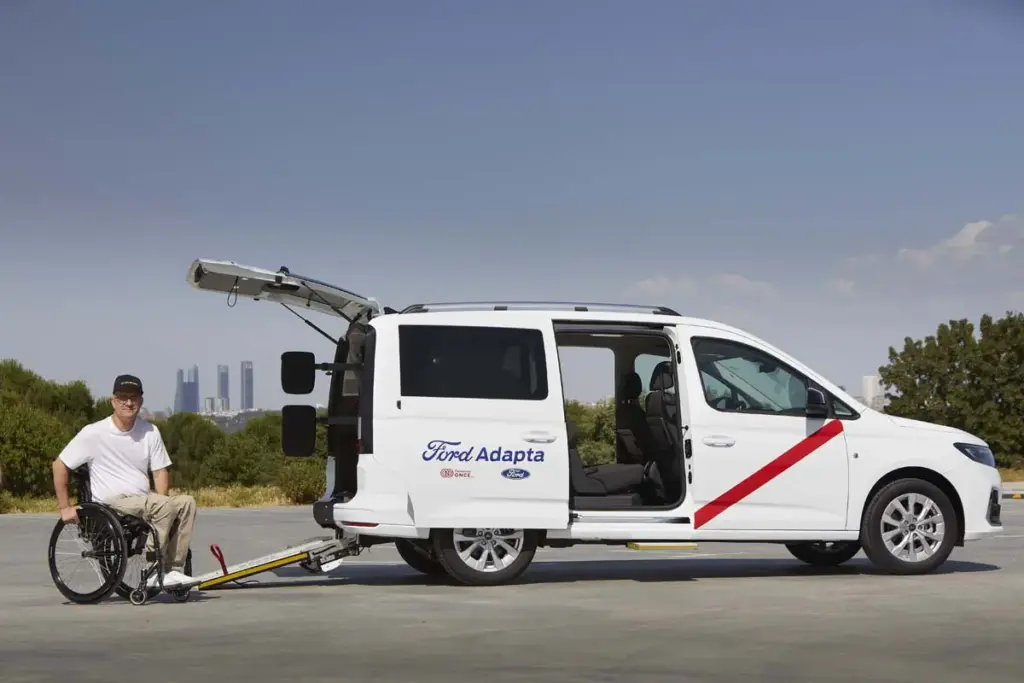 Ford incorpora el nuevo Capri eléctrico y la Tourneo Connect Eurotaxi a su gama de vehículos adaptados 10 Motor16 Ford Tourneo Connect L2 PHEV Euro Taxi 82 Motor16