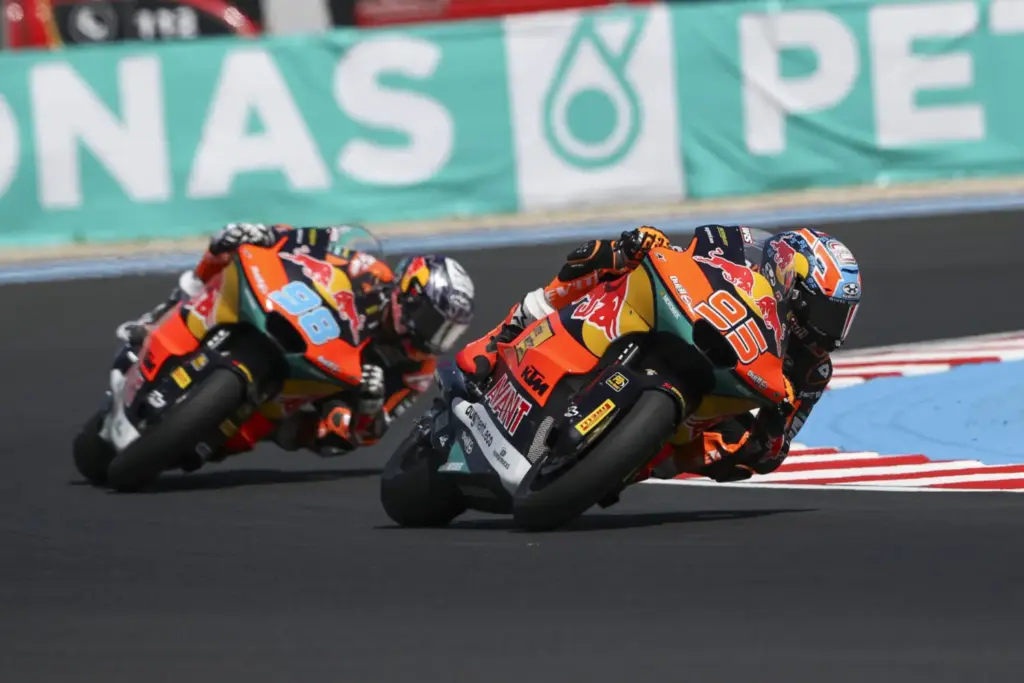 Steiner critica el plan de MotoGP de reducir a una moto por piloto: 'roba espectáculo para ahorrar muy poco' 1 Motor16 KTM MOTO GP Motor16