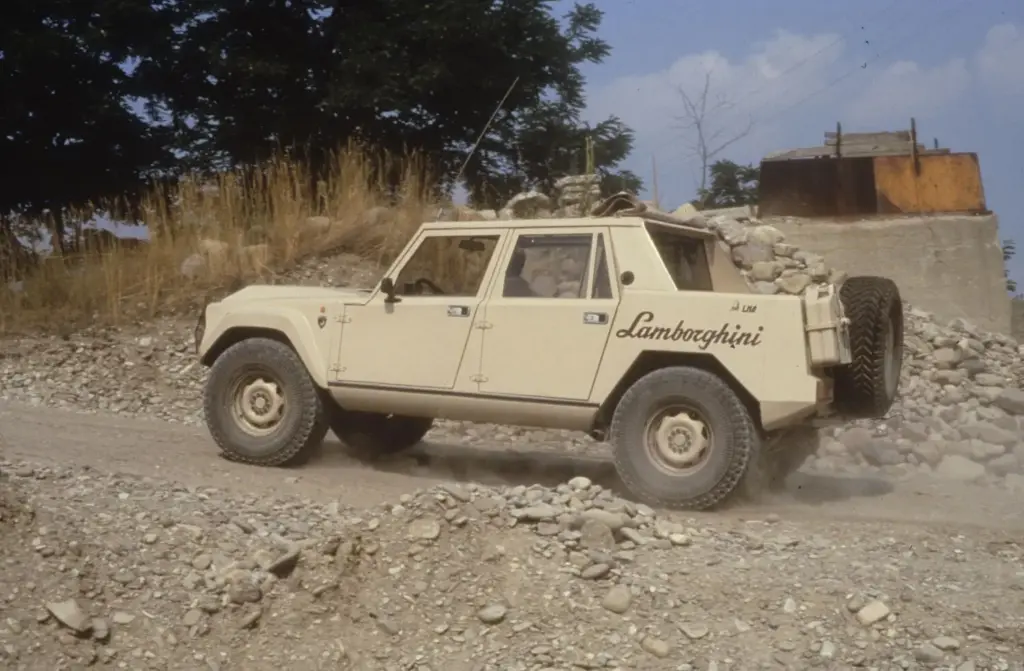 LAMBORGHINI LM002 40 ANOS 11 Motor16