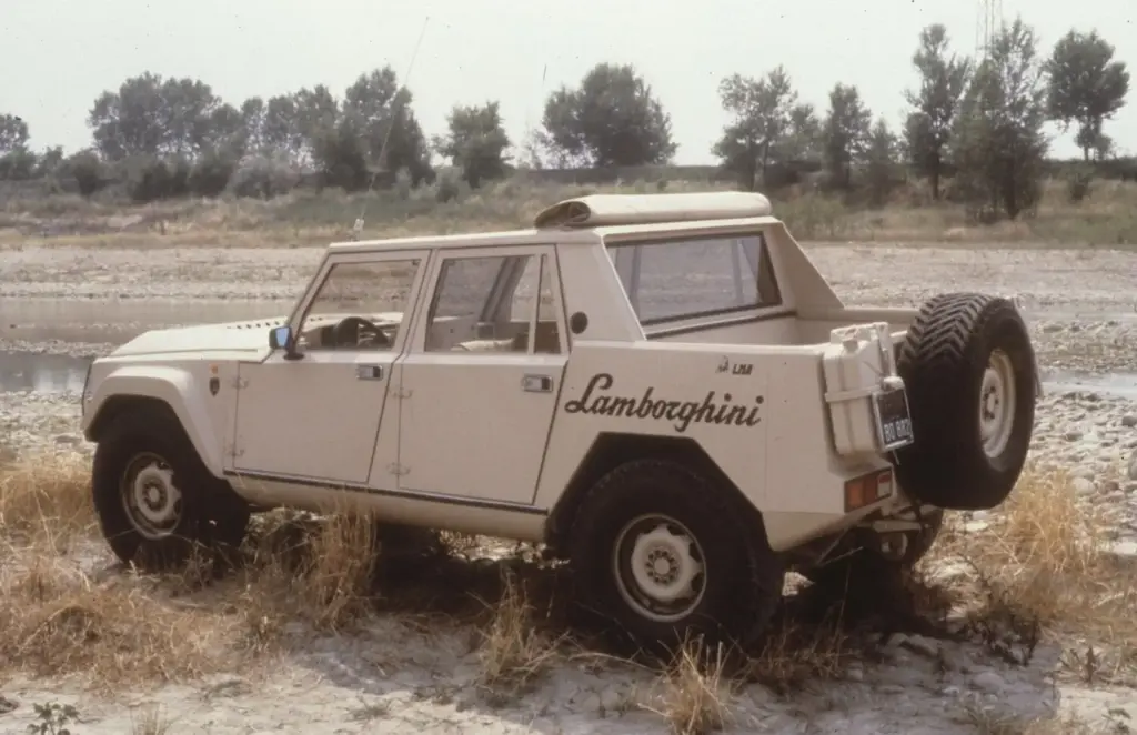 LAMBORGHINI LM002 40 ANOS 15 Motor16