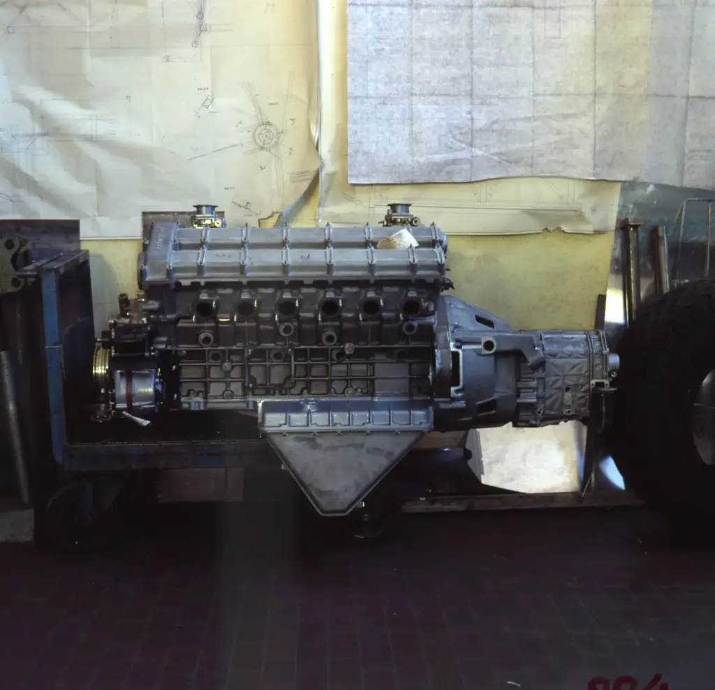 LAMBORGHINI LM002 40 ANOS 16 Motor16