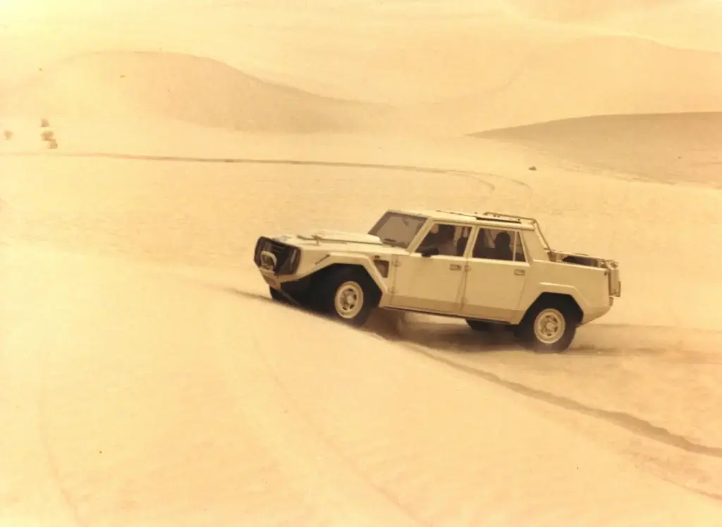 LAMBORGHINI LM002 40 ANOS 17 Motor16