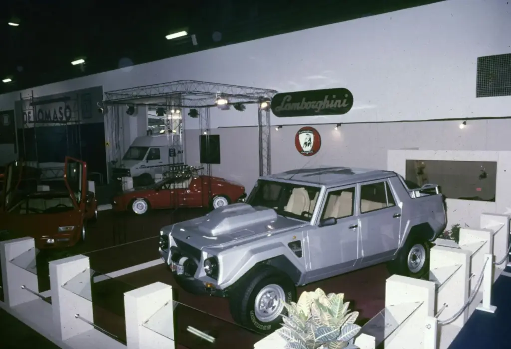 LAMBORGHINI LM002 40 ANOS 18 Motor16