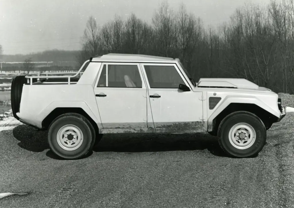 LAMBORGHINI LM002 40 ANOS 9 Motor16