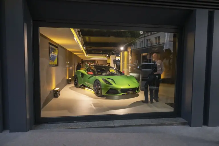 Lotus abre casa en Madrid y presenta el Eletre X, SUV híbrido enchufable de 952 caballos