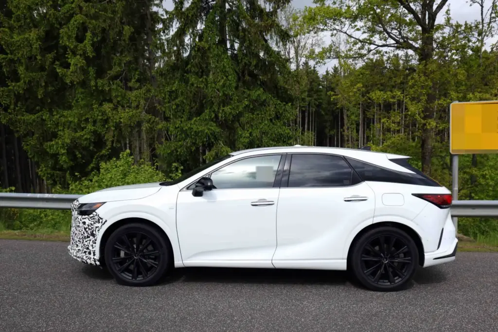El Lexus RX 2027 se 'desnuda' casi al completo 1 Motor16 Lexus RX FL 2027
