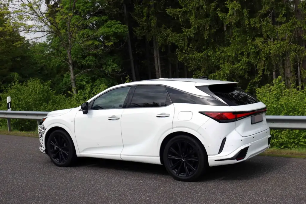 El Lexus RX 2027 se 'desnuda' casi al completo 12 Motor16 Lexus RX FL 9 Motor16