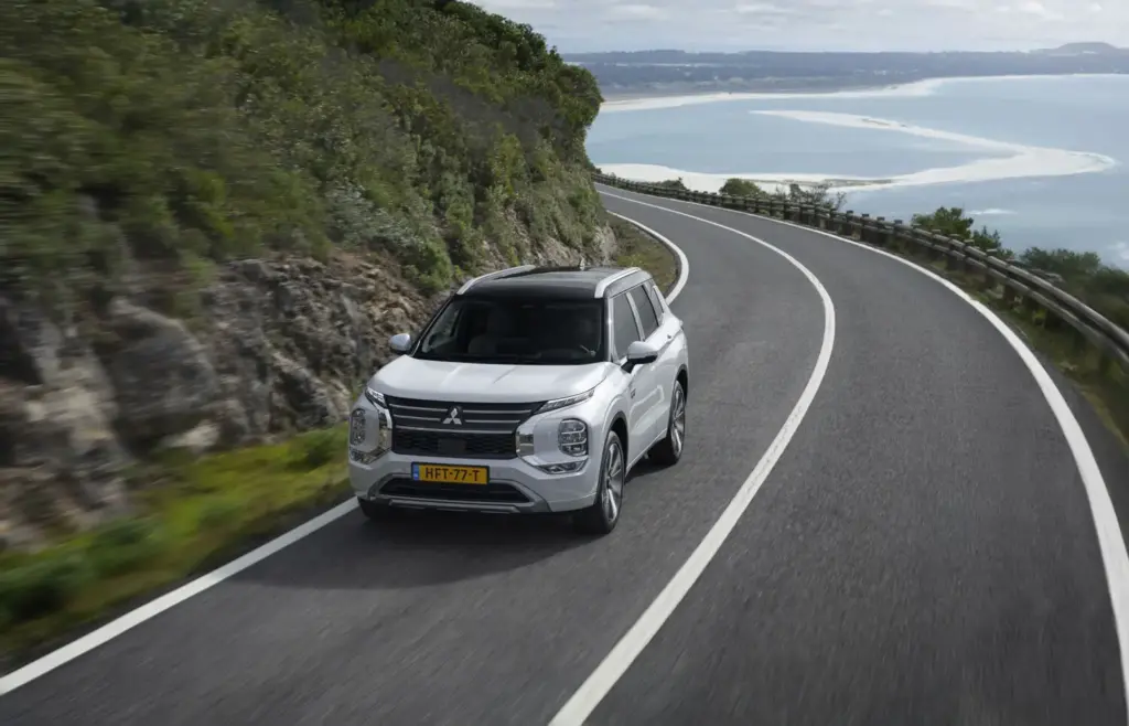 MITSUBISHI OUTLANDER PHEV 2 Motor16