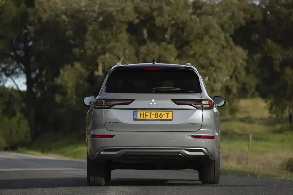 MITSUBISHI OUTLANDER PHEV 4 Motor16