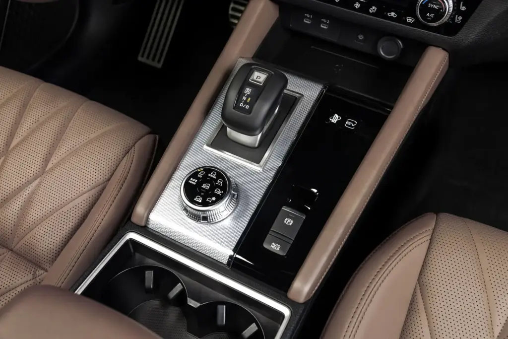 MITSUBISHI OUTLANDER PHEV 6 Motor16