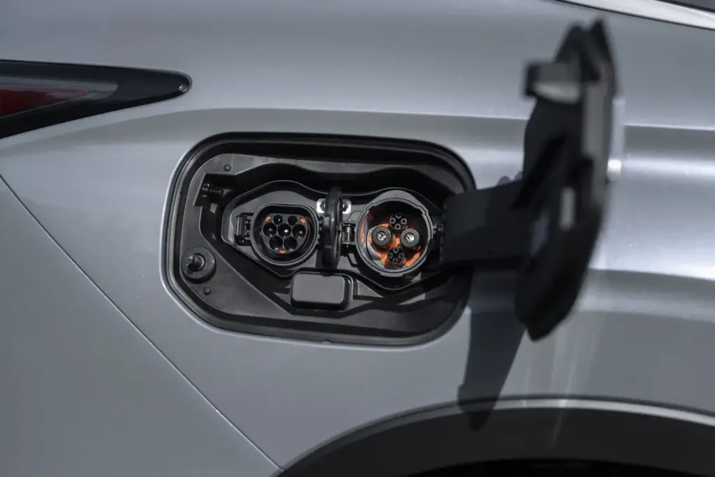 MITSUBISHI OUTLANDER PHEV 7 Motor16