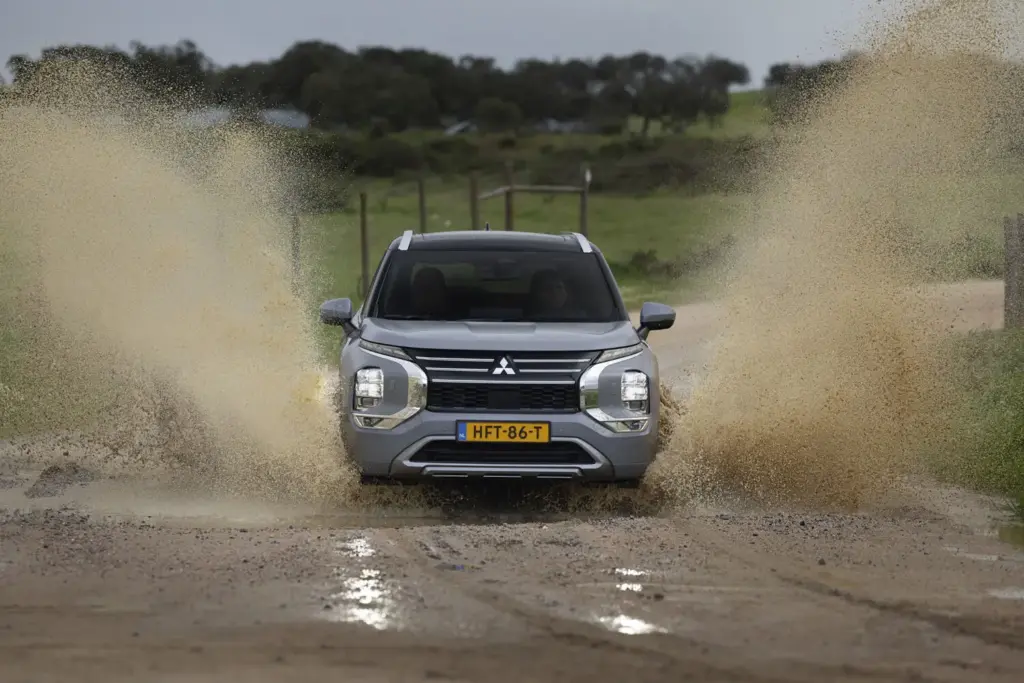 MITSUBISHI OUTLANDER PHEV 9 Motor16