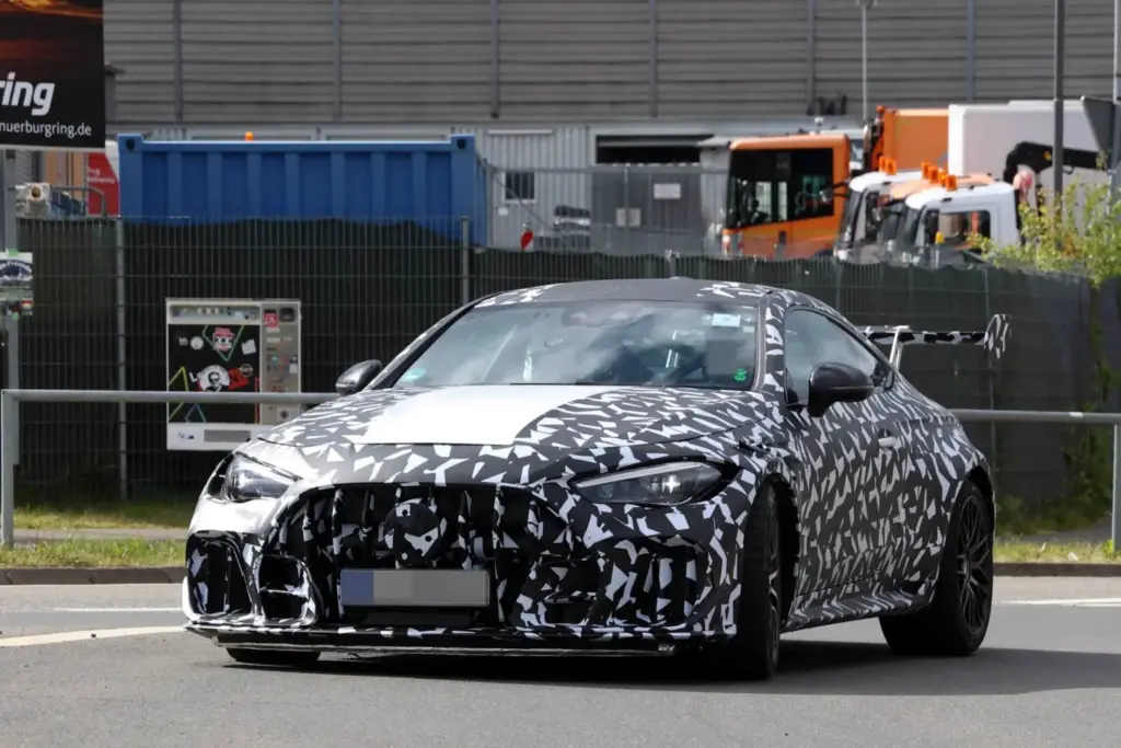 El Mercedes CLE más esperado y exclusivo, cada vez más cerca 3 Motor16 Mercedes AMG CLE 63 Mythos 2028 espia 1 Motor16