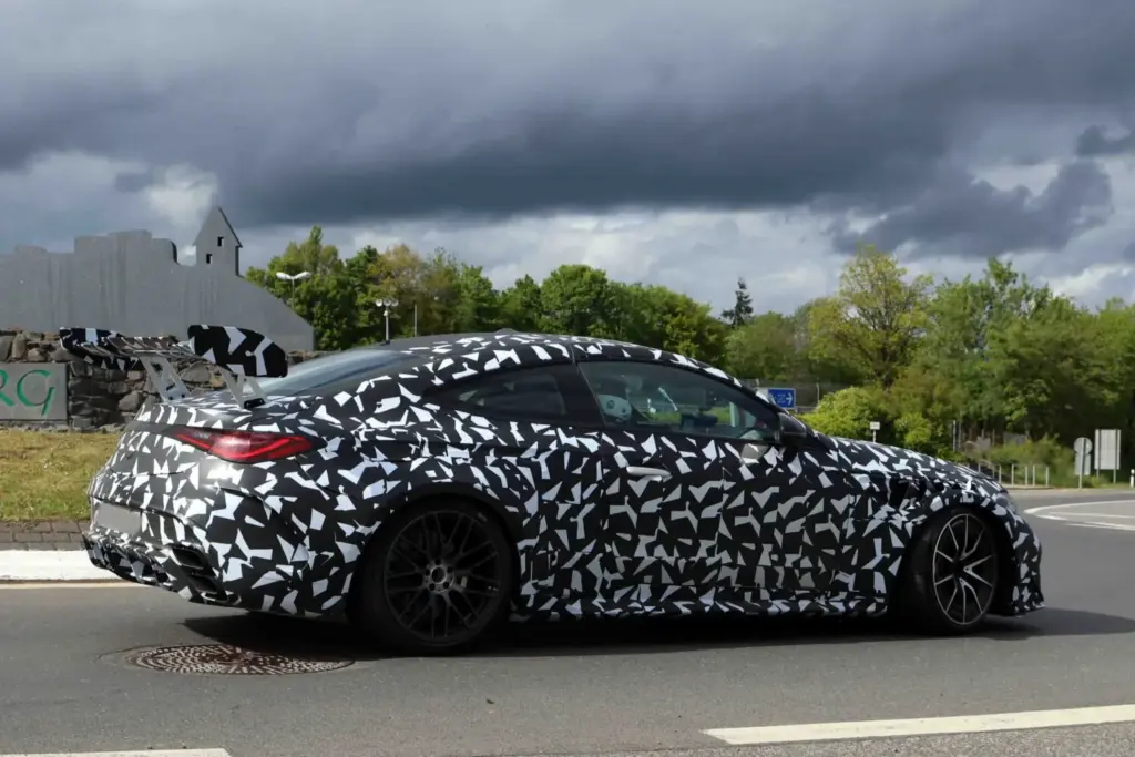 El Mercedes CLE más esperado y exclusivo, cada vez más cerca 13 Motor16 Mercedes AMG CLE 63 Mythos 2028 espia 11 Motor16