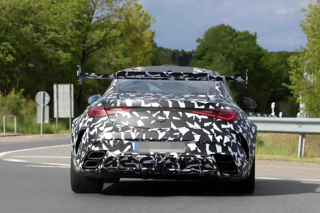 El Mercedes CLE más esperado y exclusivo, cada vez más cerca 18 Motor16 Mercedes AMG CLE 63 Mythos 2028 espia 16 Motor16