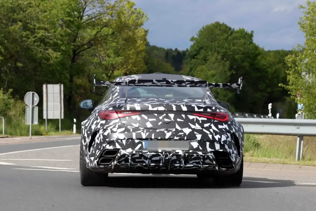 El Mercedes CLE más esperado y exclusivo, cada vez más cerca 19 Motor16 Mercedes AMG CLE 63 Mythos 2028 espia 17 Motor16