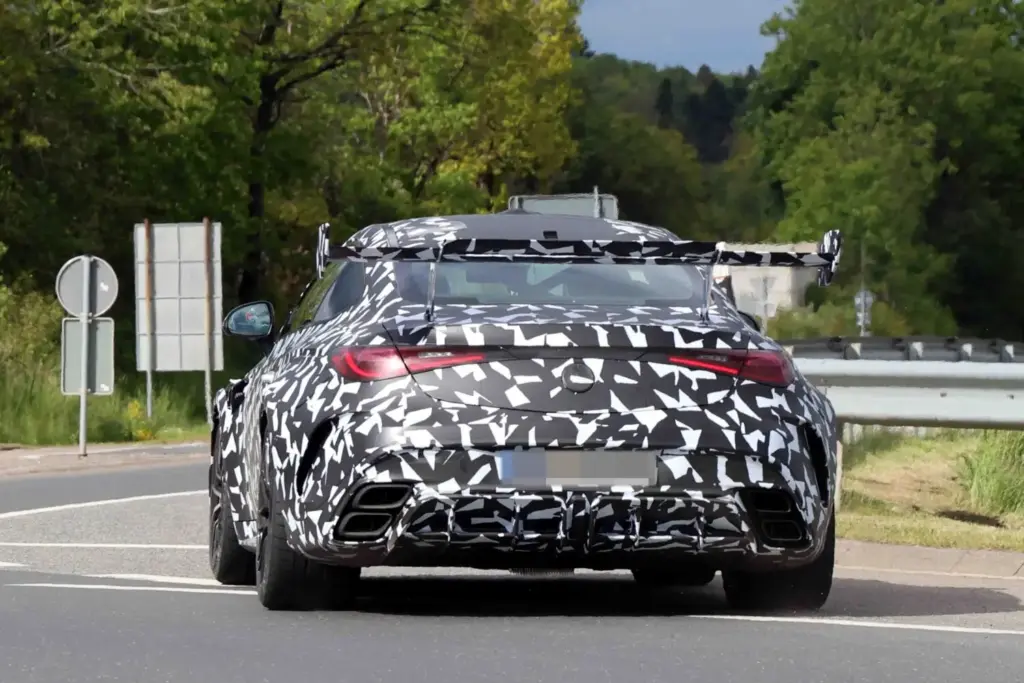 El Mercedes CLE más esperado y exclusivo, cada vez más cerca 20 Motor16 Mercedes AMG CLE 63 Mythos 2028 espia 18 Motor16