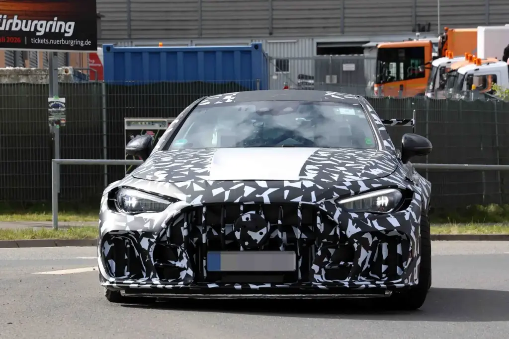El Mercedes CLE más esperado y exclusivo, cada vez más cerca 5 Motor16 Mercedes AMG CLE 63 Mythos 2028 espia 3 Motor16