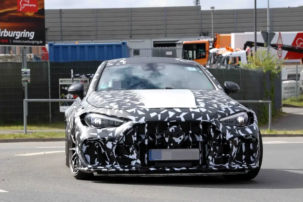 El Mercedes CLE más esperado y exclusivo, cada vez más cerca 6 Motor16 Mercedes AMG CLE 63 Mythos 2028 espia 4 Motor16