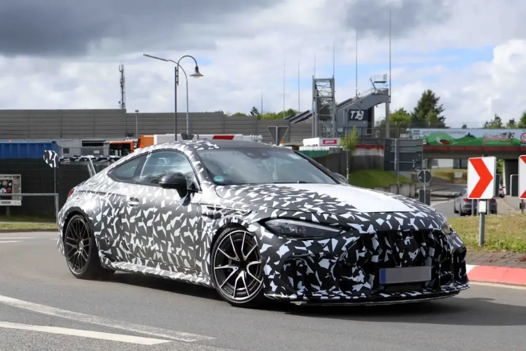El Mercedes CLE más esperado y exclusivo, cada vez más cerca 8 Motor16 Mercedes AMG CLE 63 Mythos 2028 espia 6 Motor16
