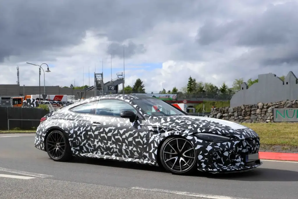 El Mercedes CLE más esperado y exclusivo, cada vez más cerca 9 Motor16 Mercedes AMG CLE 63 Mythos 2028 espia 7 Motor16