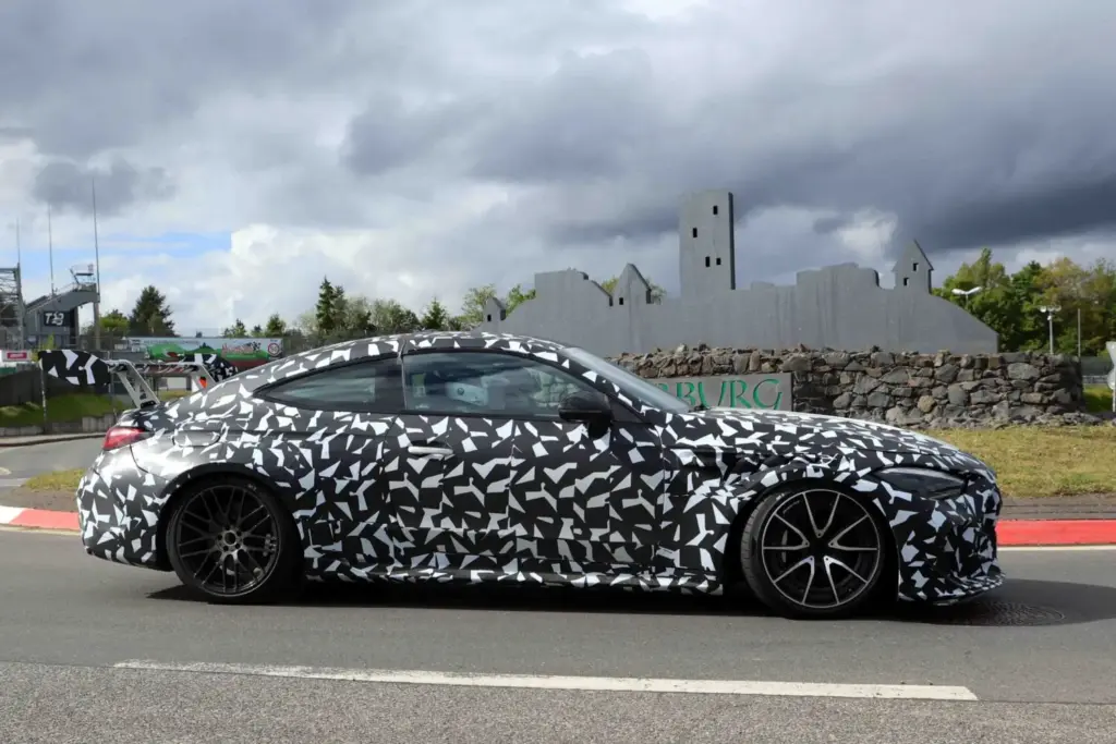El Mercedes CLE más esperado y exclusivo, cada vez más cerca 10 Motor16 Mercedes AMG CLE 63 Mythos 2028 espia 8 Motor16