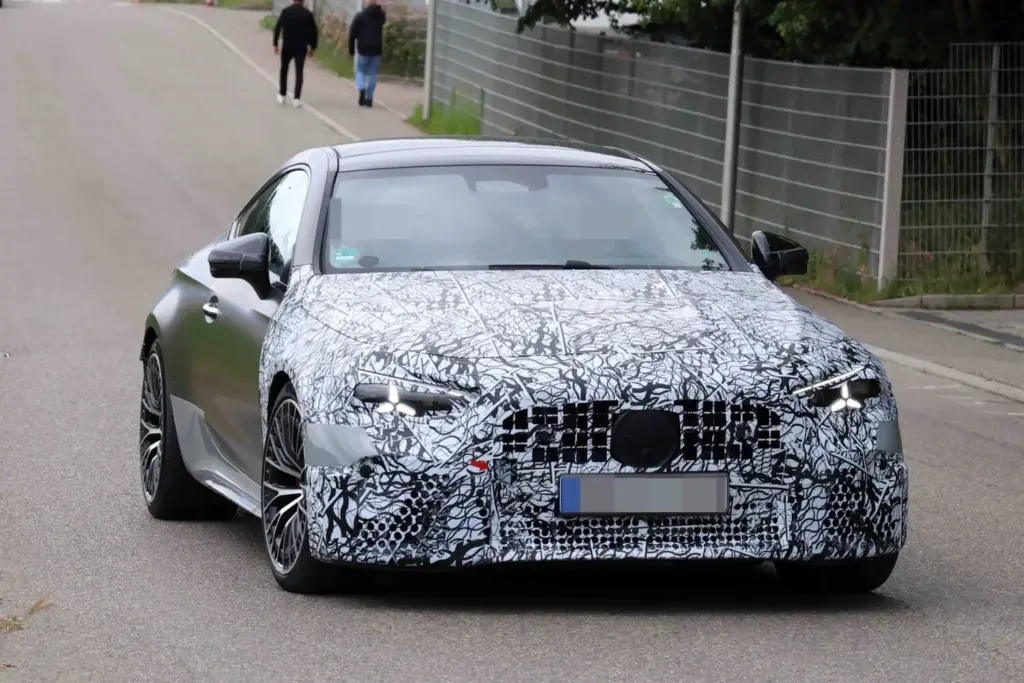El nuevo CLE tendrá una gama AMG a la altura 5 Motor16 Mercedes AMG CLE 63 espia 2 Motor16