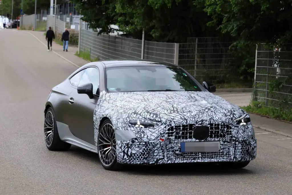 El nuevo CLE tendrá una gama AMG a la altura 6 Motor16 Mercedes AMG CLE 63 espia 3 Motor16