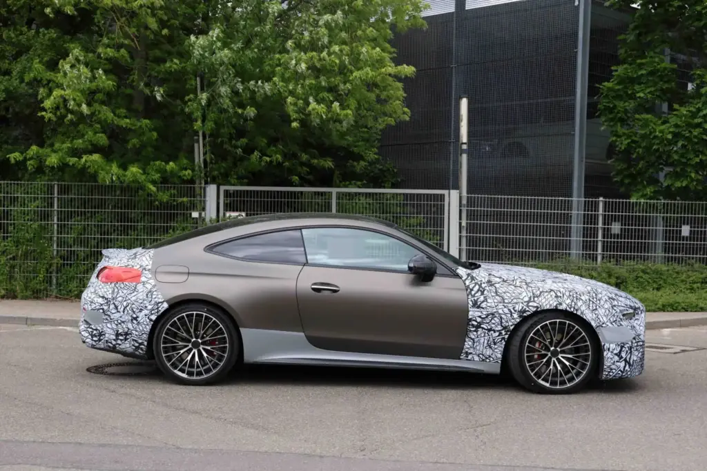 El nuevo CLE tendrá una gama AMG a la altura 1 Motor16 Mercedes-AMG CLE 63 espia (8)