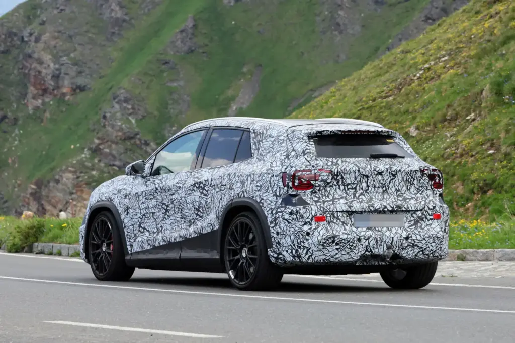 Mercedes AMG GLA 45 electrico Alpes espia 11 Motor16
