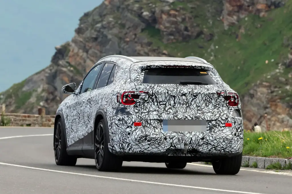 Mercedes AMG GLA 45 electrico Alpes espia 13 Motor16