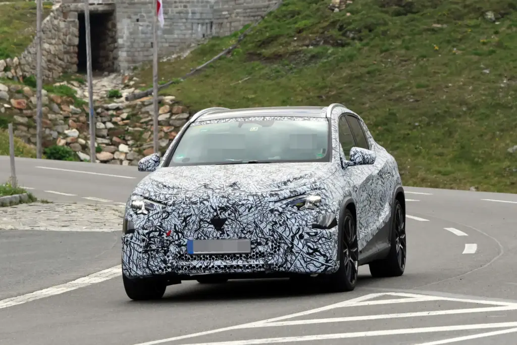 Mercedes AMG GLA 45 electrico Alpes espia 3 Motor16