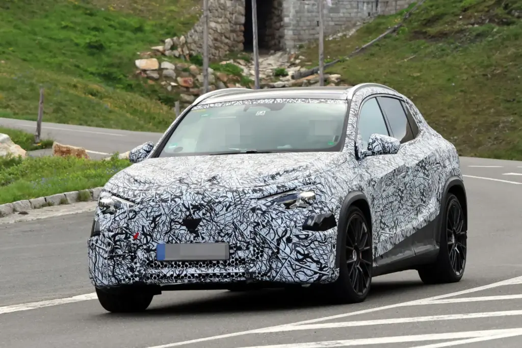 Mercedes AMG GLA 45 electrico Alpes espia 4 Motor16