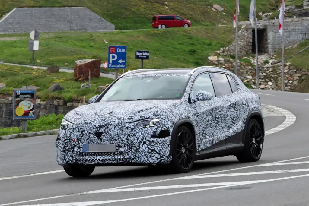 Mercedes AMG GLA 45 electrico Alpes espia 5 Motor16