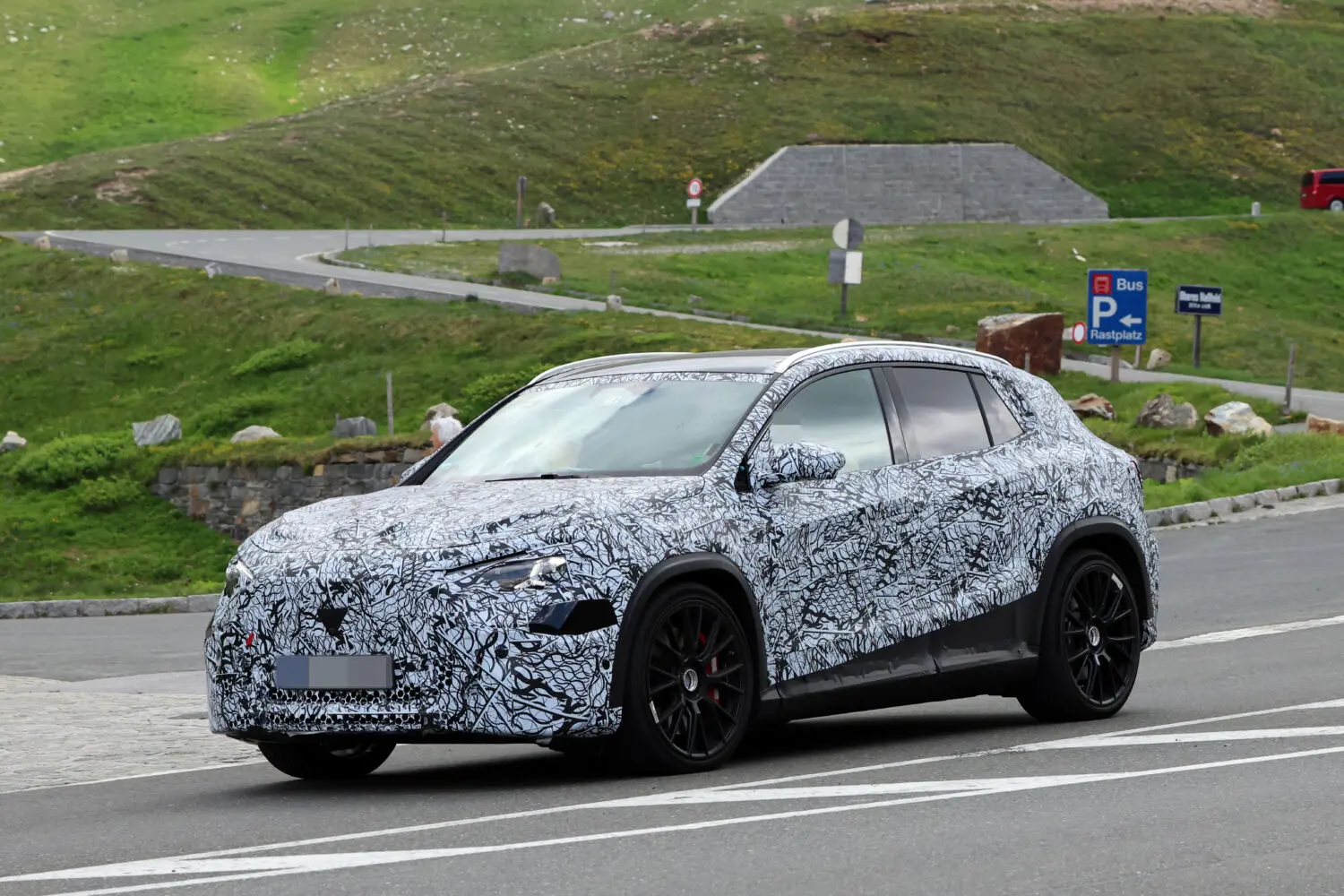 El Mercedes-AMG GLA 45 eléctrico ya está en la recta final