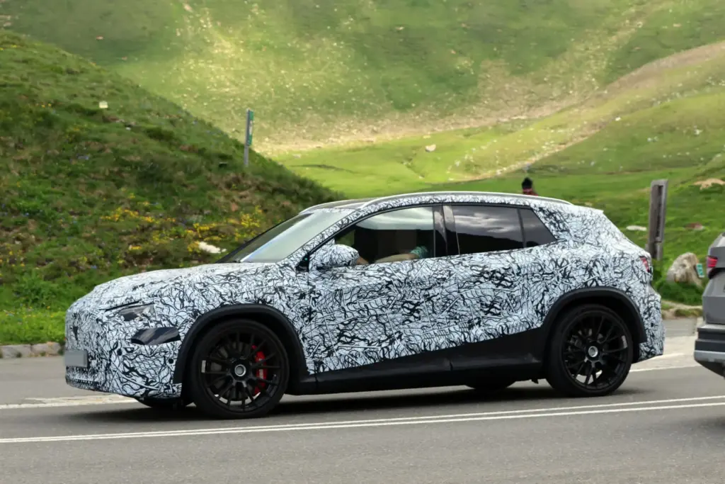 Mercedes AMG GLA 45 electrico Alpes espia 7 Motor16