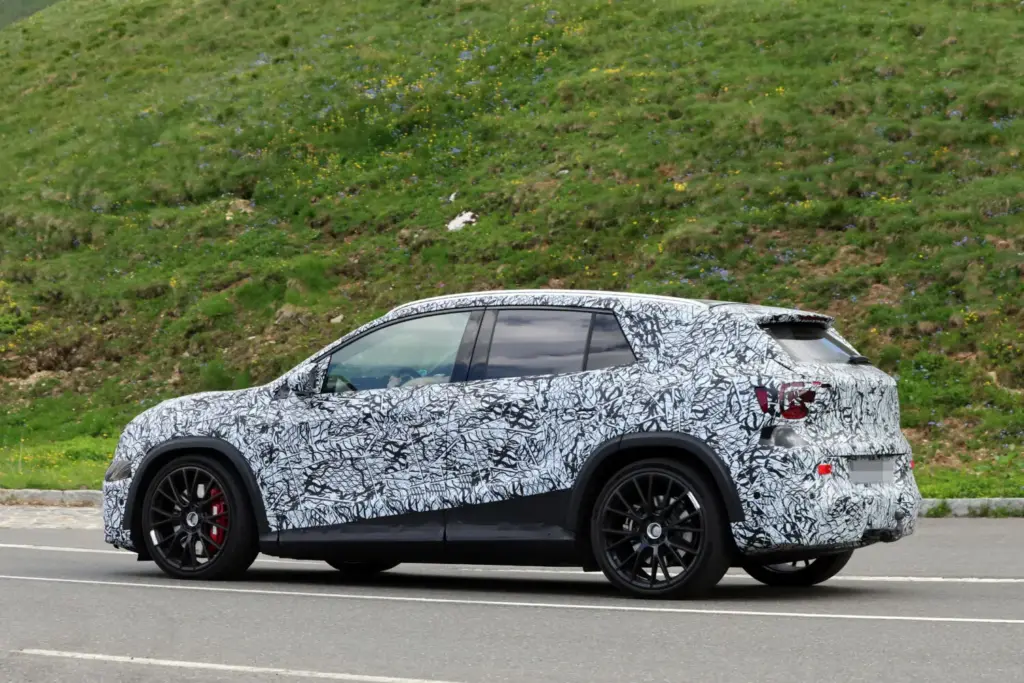 Mercedes AMG GLA 45 electrico Alpes espia 9 Motor16