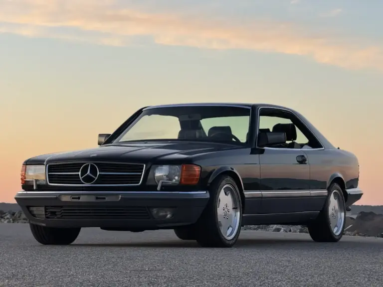 Subastan un Mercedes 560SEC de 1989 sin reserva: el coupé C126 con parachoques europeos y llantas AMG