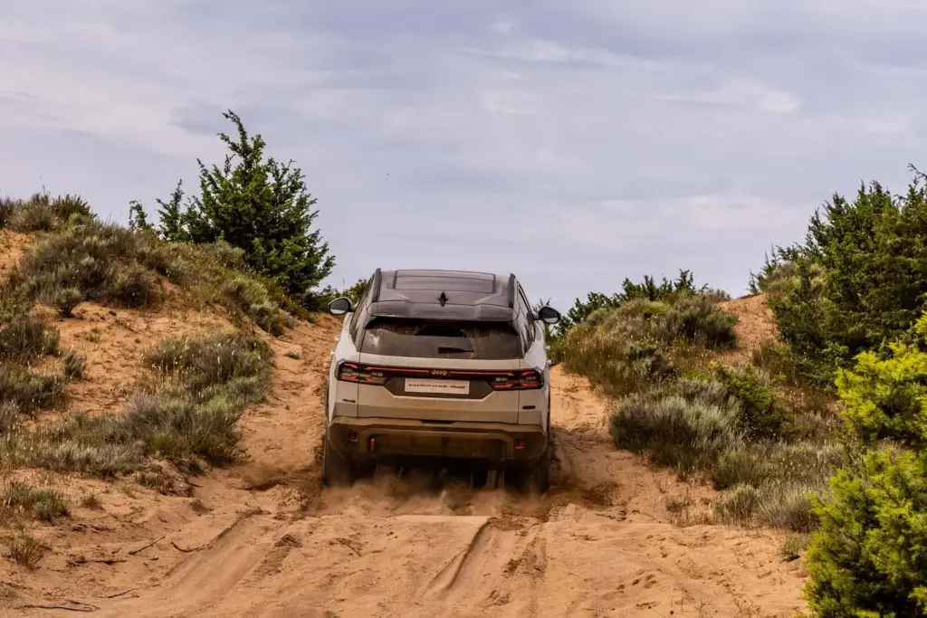 Jeep Compass 4xe: el SUV eléctrico de 375 CV demuestra su capacidad todoterreno en una miniserie 4 Motor16 NewCompass4xe SAND MUD 1 Motor16
