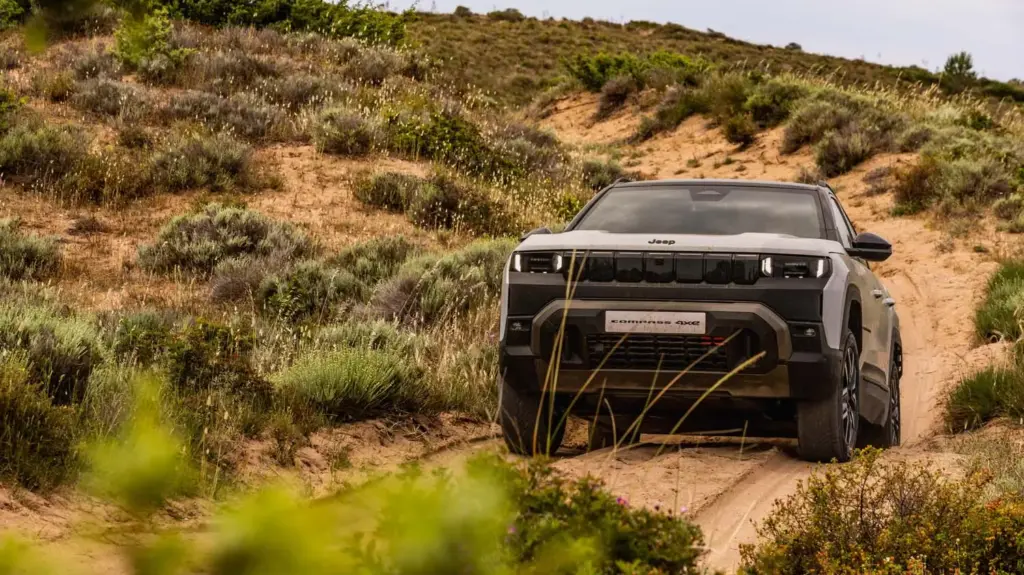 Jeep Compass 4xe: el SUV eléctrico de 375 CV demuestra su capacidad todoterreno en una miniserie 6 Motor16 NewCompass4xe SAND MUD 3 Motor16